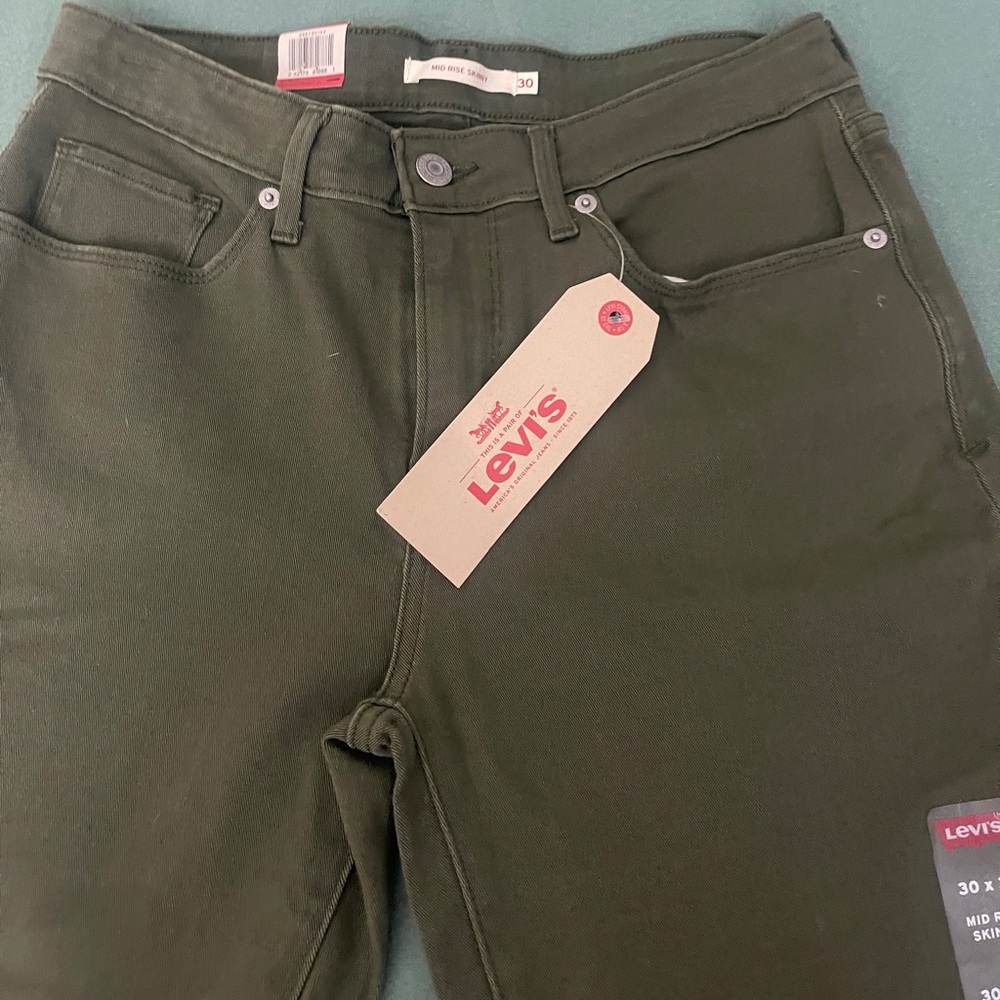 Levi mid rise skinny jeans size 30x32. See pics for measurements